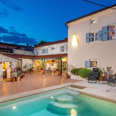 Amazing home in Foli with Outdoor swimming pool, WiFi&5 Bedrooms Buitenkant foto