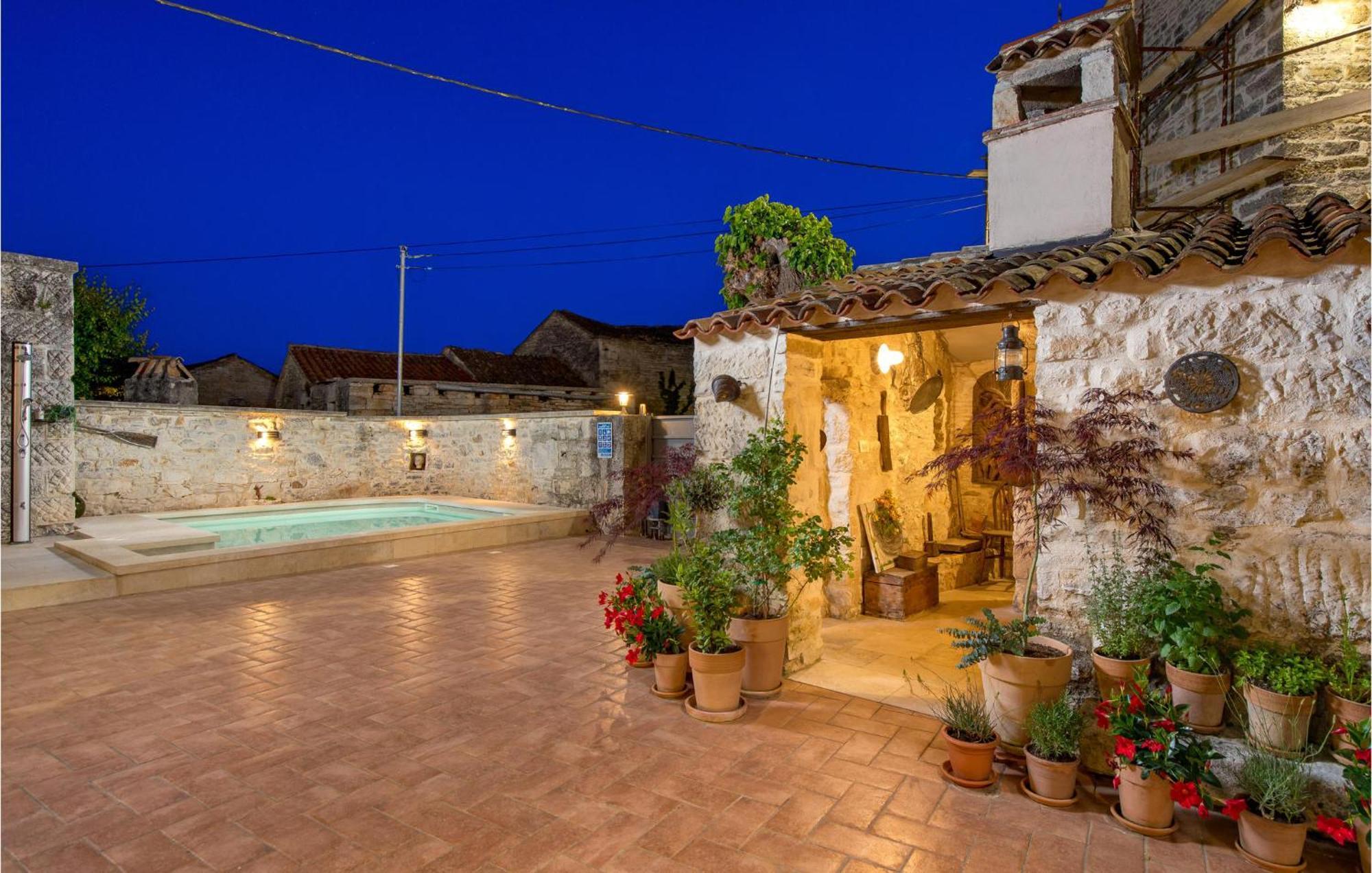 Amazing home in Foli with Outdoor swimming pool, WiFi&5 Bedrooms Buitenkant foto