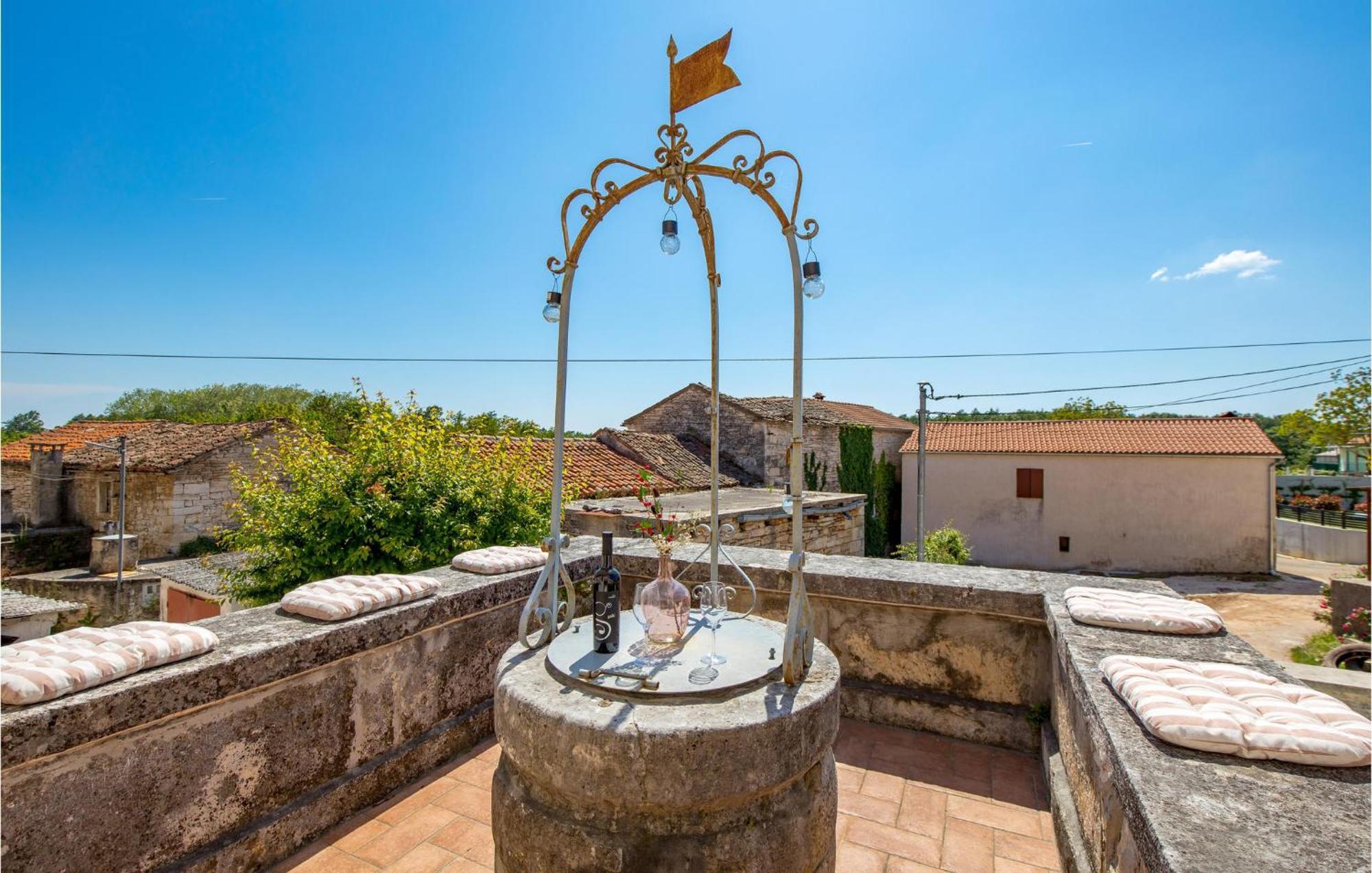 Amazing home in Foli with Outdoor swimming pool, WiFi&5 Bedrooms Buitenkant foto