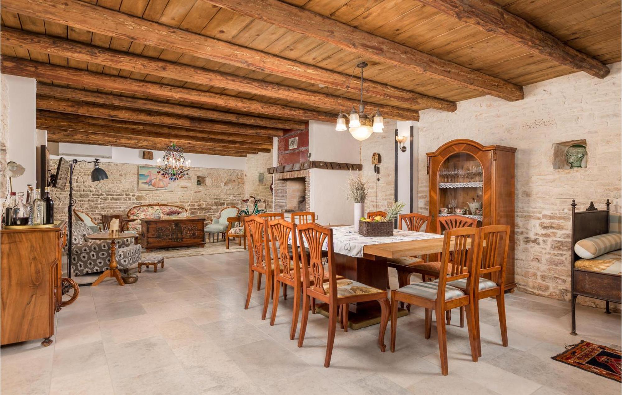 Amazing home in Foli with Outdoor swimming pool, WiFi&5 Bedrooms Buitenkant foto