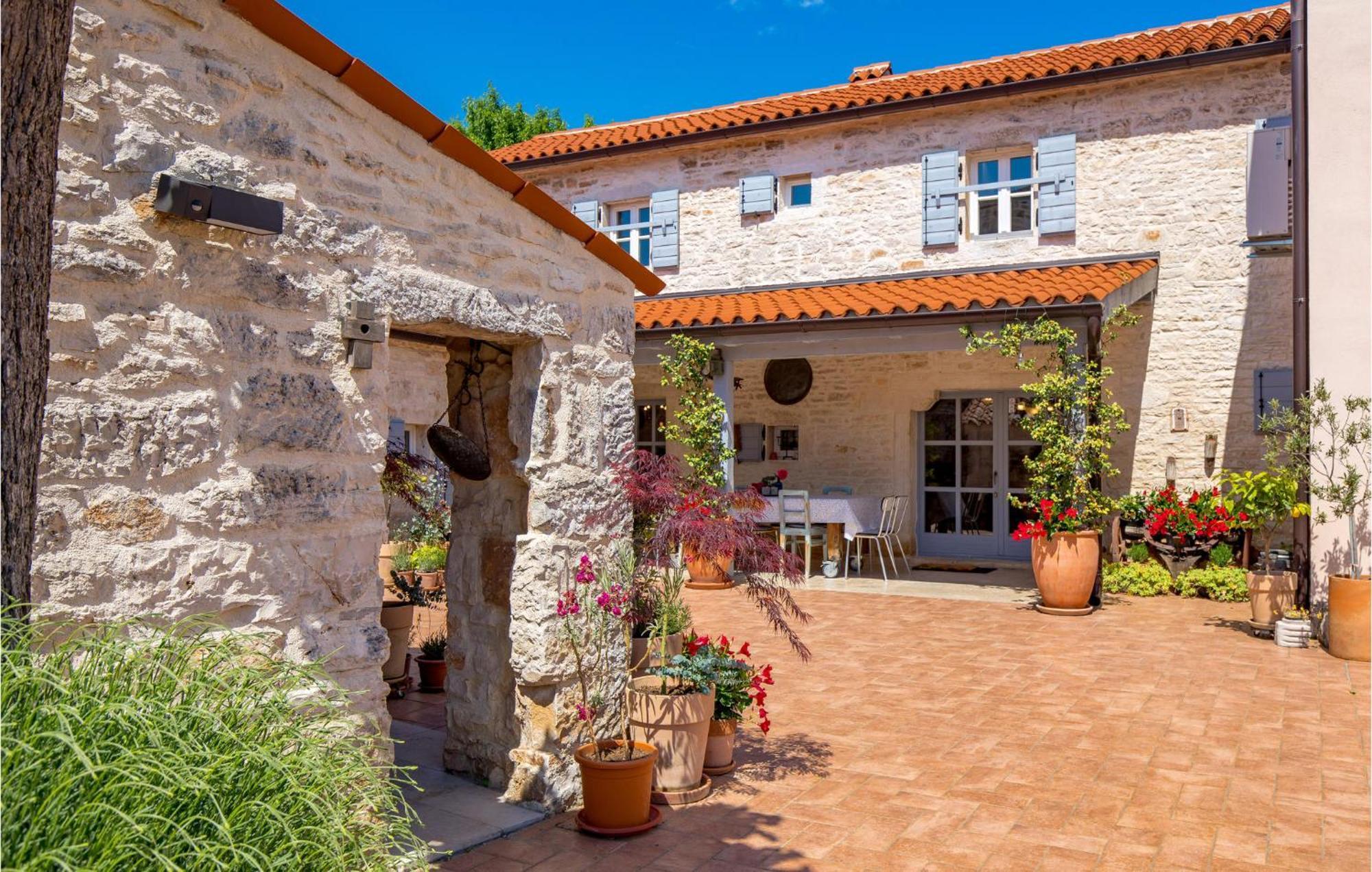 Amazing home in Foli with Outdoor swimming pool, WiFi&5 Bedrooms Buitenkant foto