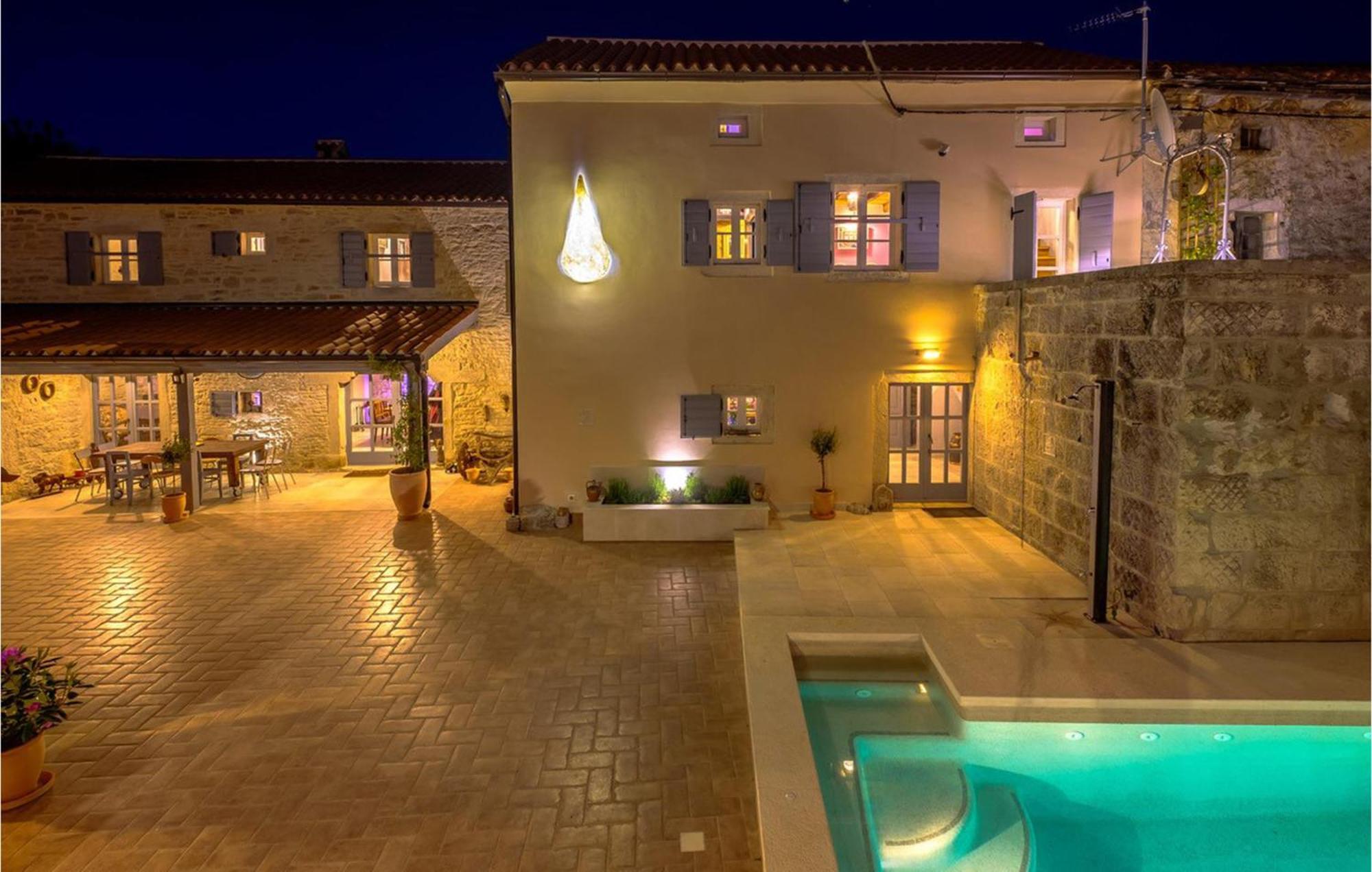 Amazing home in Foli with Outdoor swimming pool, WiFi&5 Bedrooms Buitenkant foto