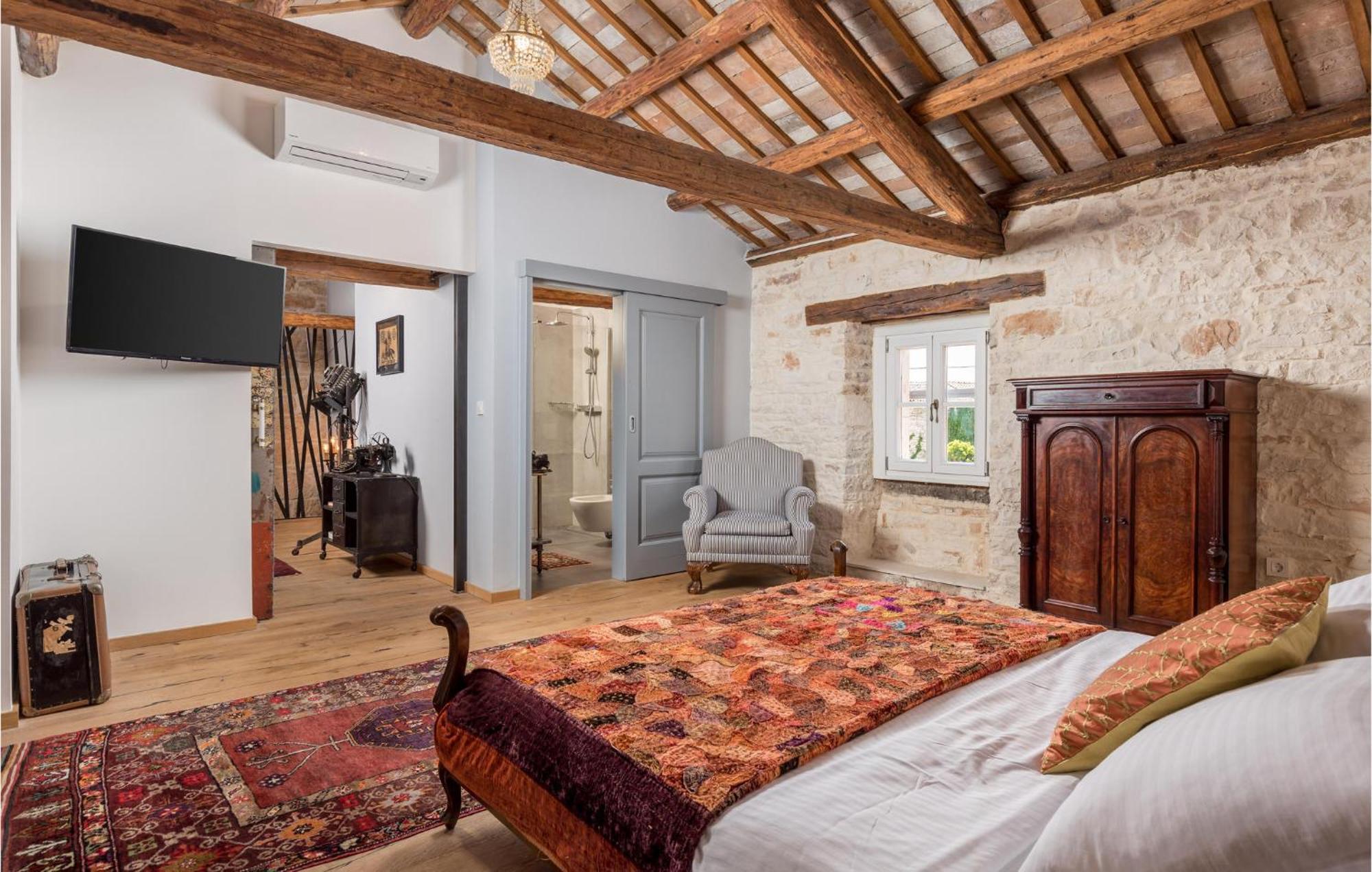 Amazing home in Foli with Outdoor swimming pool, WiFi&5 Bedrooms Buitenkant foto