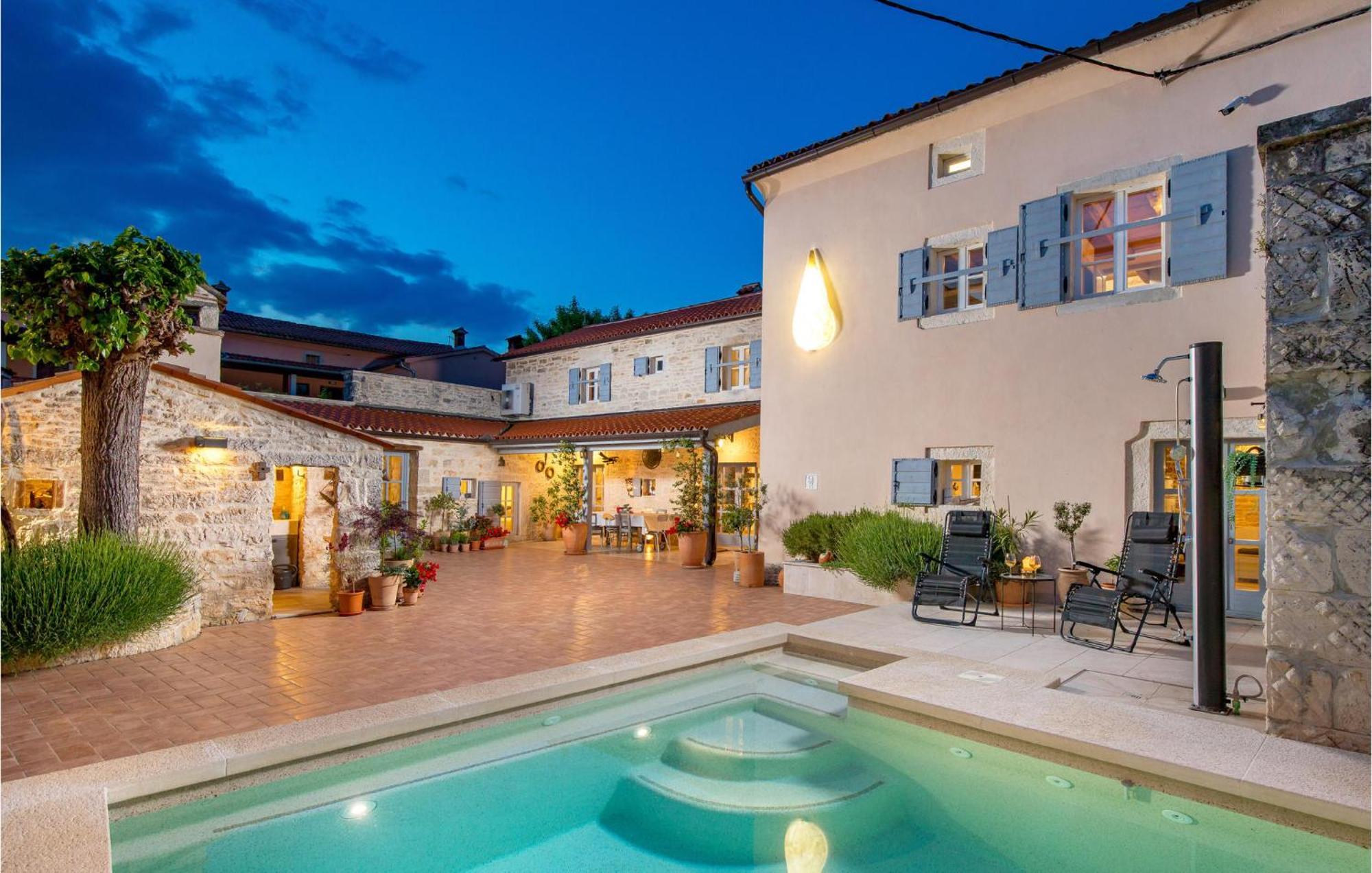 Amazing home in Foli with Outdoor swimming pool, WiFi&5 Bedrooms Buitenkant foto