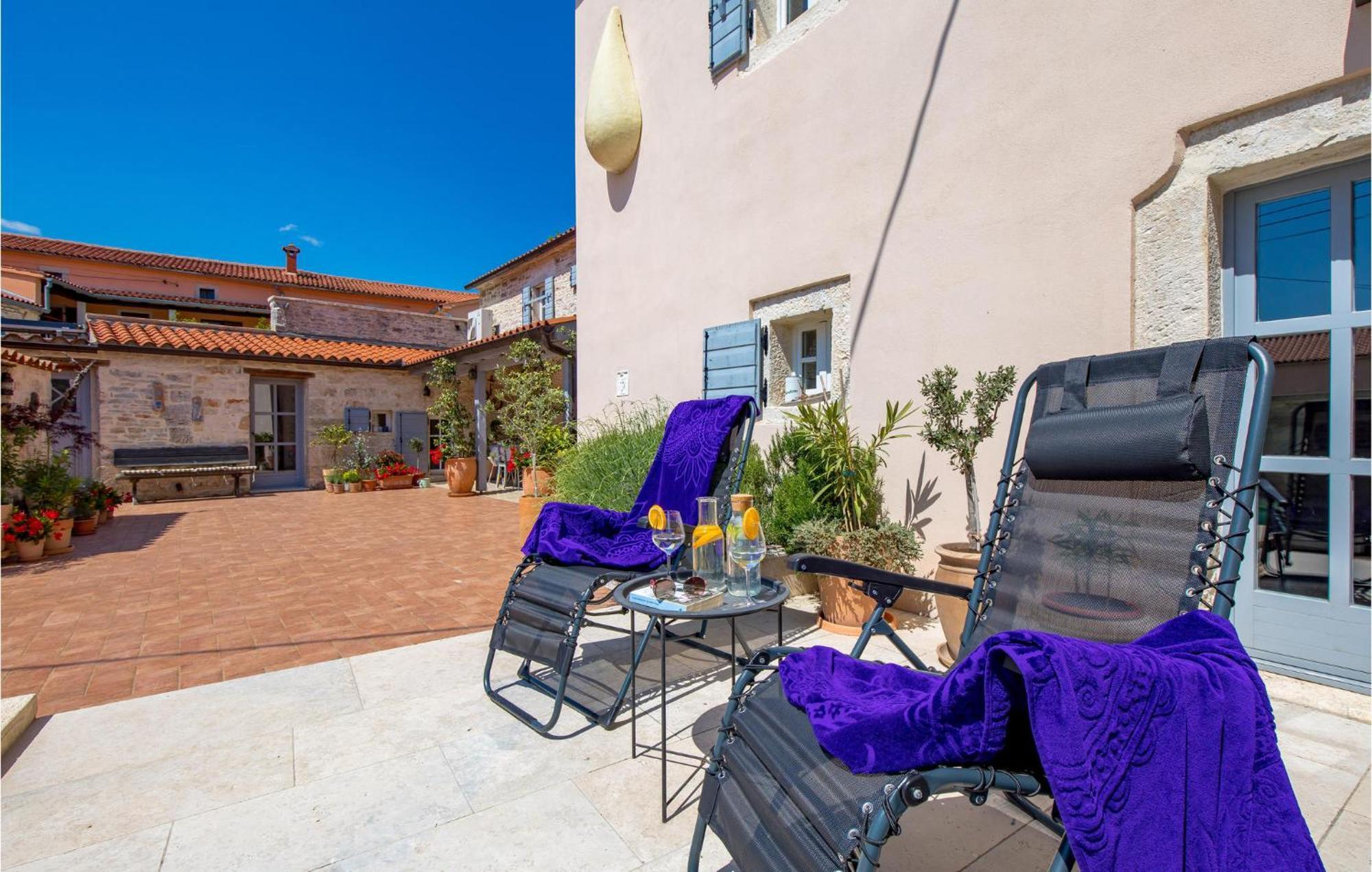 Amazing home in Foli with Outdoor swimming pool, WiFi&5 Bedrooms Buitenkant foto
