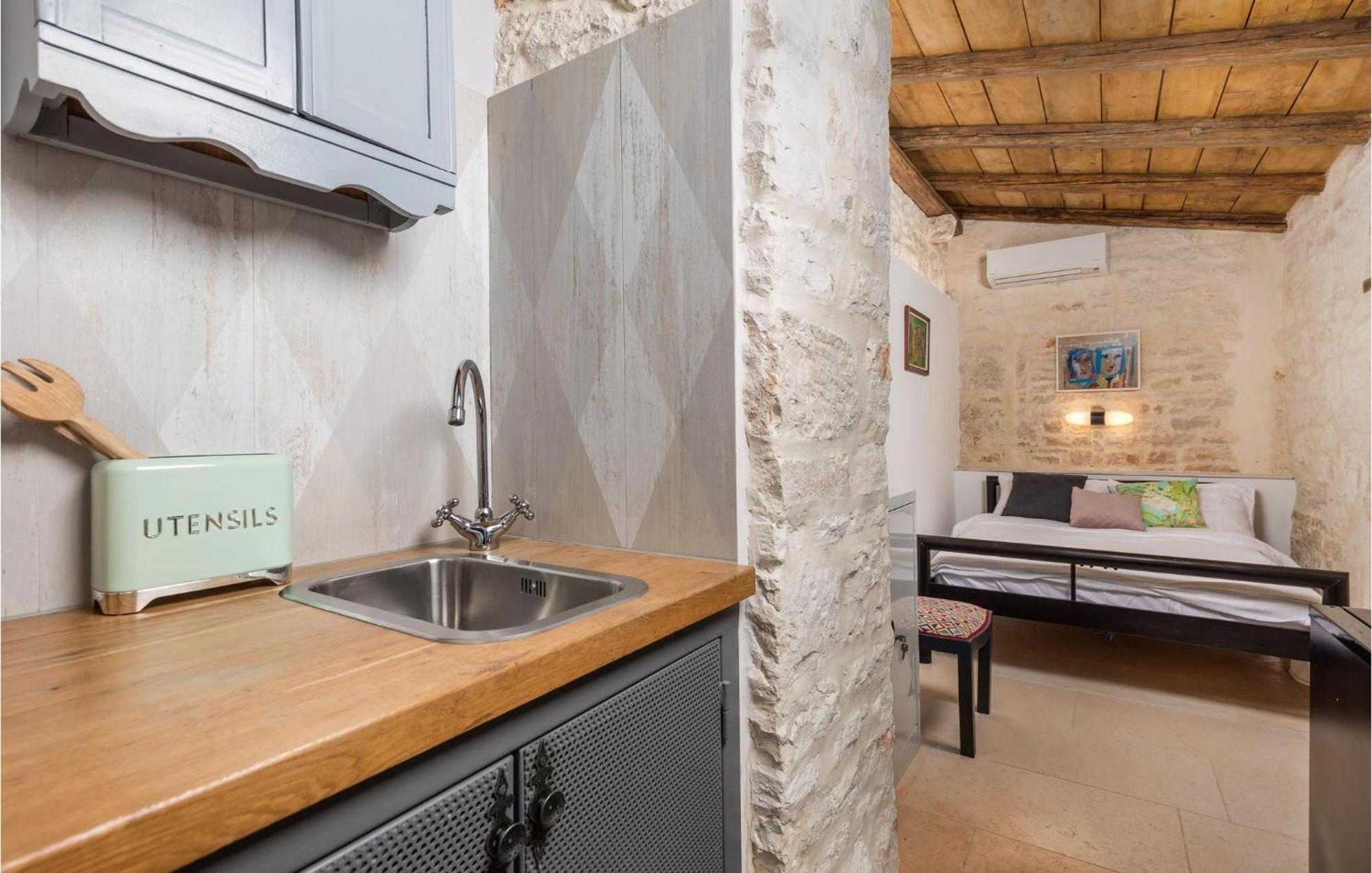 Amazing home in Foli with Outdoor swimming pool, WiFi&5 Bedrooms Buitenkant foto