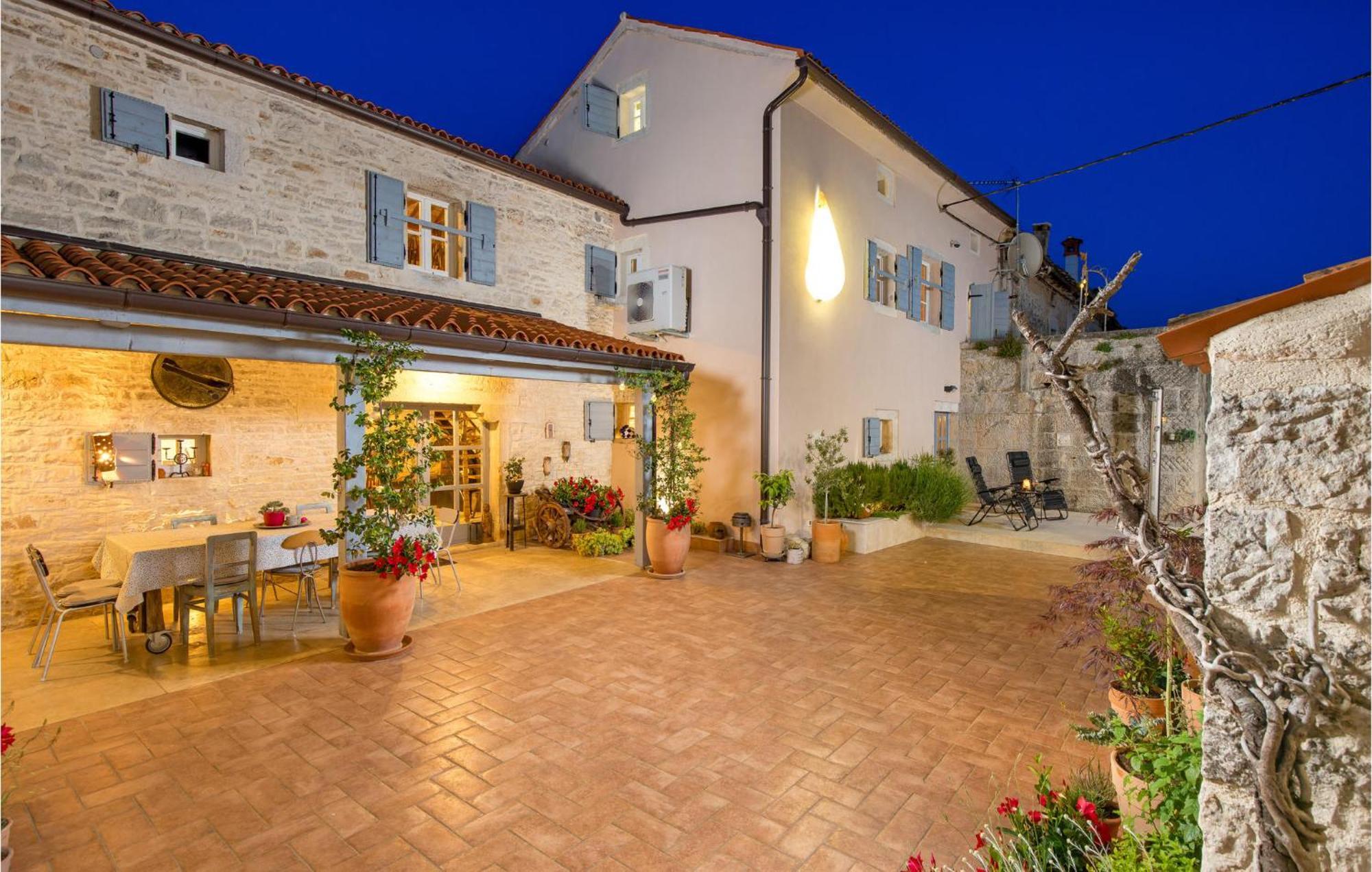 Amazing home in Foli with Outdoor swimming pool, WiFi&5 Bedrooms Buitenkant foto
