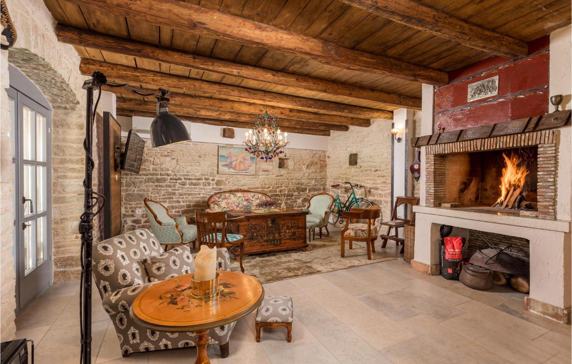 Amazing home in Foli with Outdoor swimming pool, WiFi&5 Bedrooms Buitenkant foto