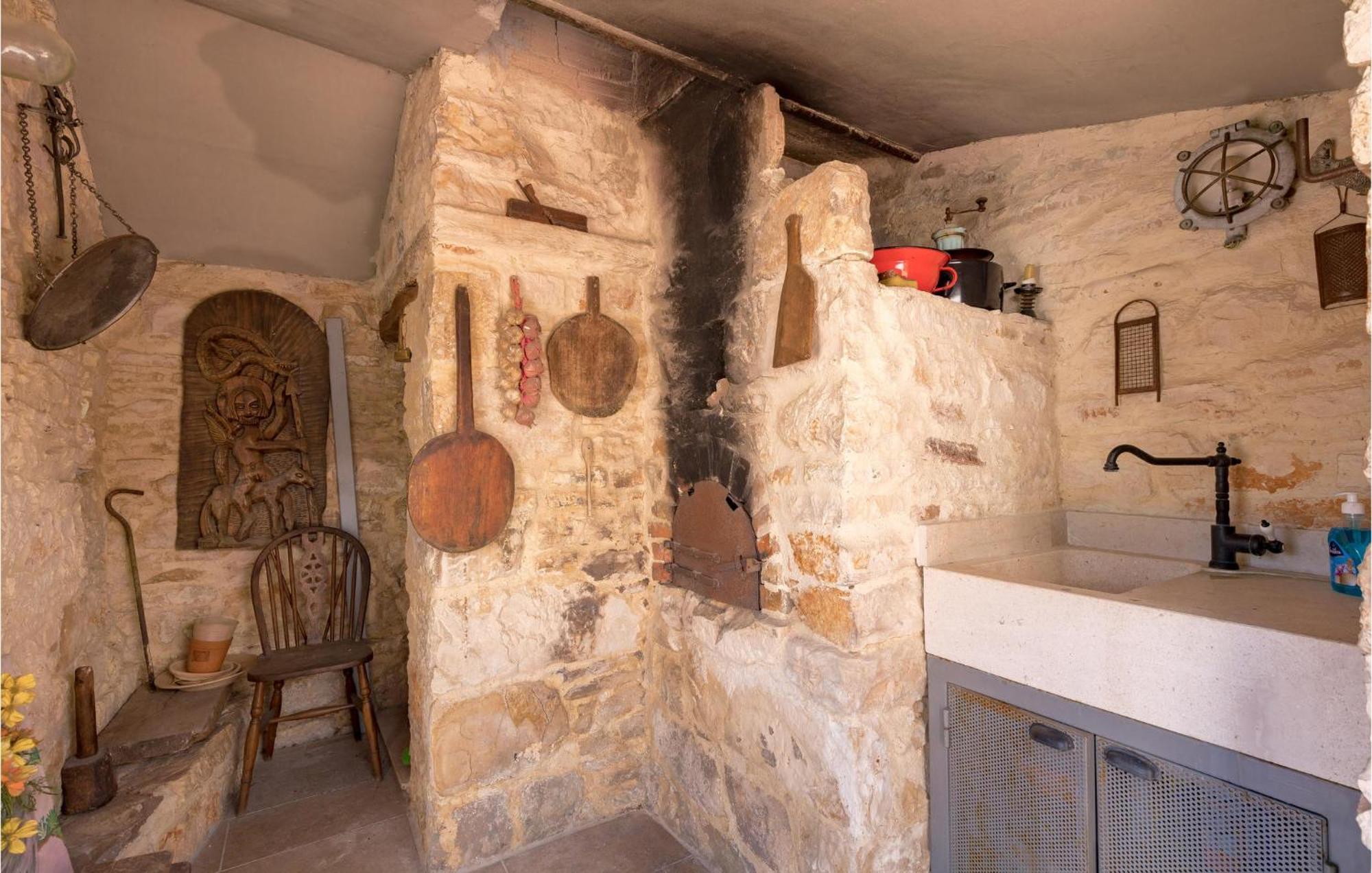 Amazing home in Foli with Outdoor swimming pool, WiFi&5 Bedrooms Buitenkant foto