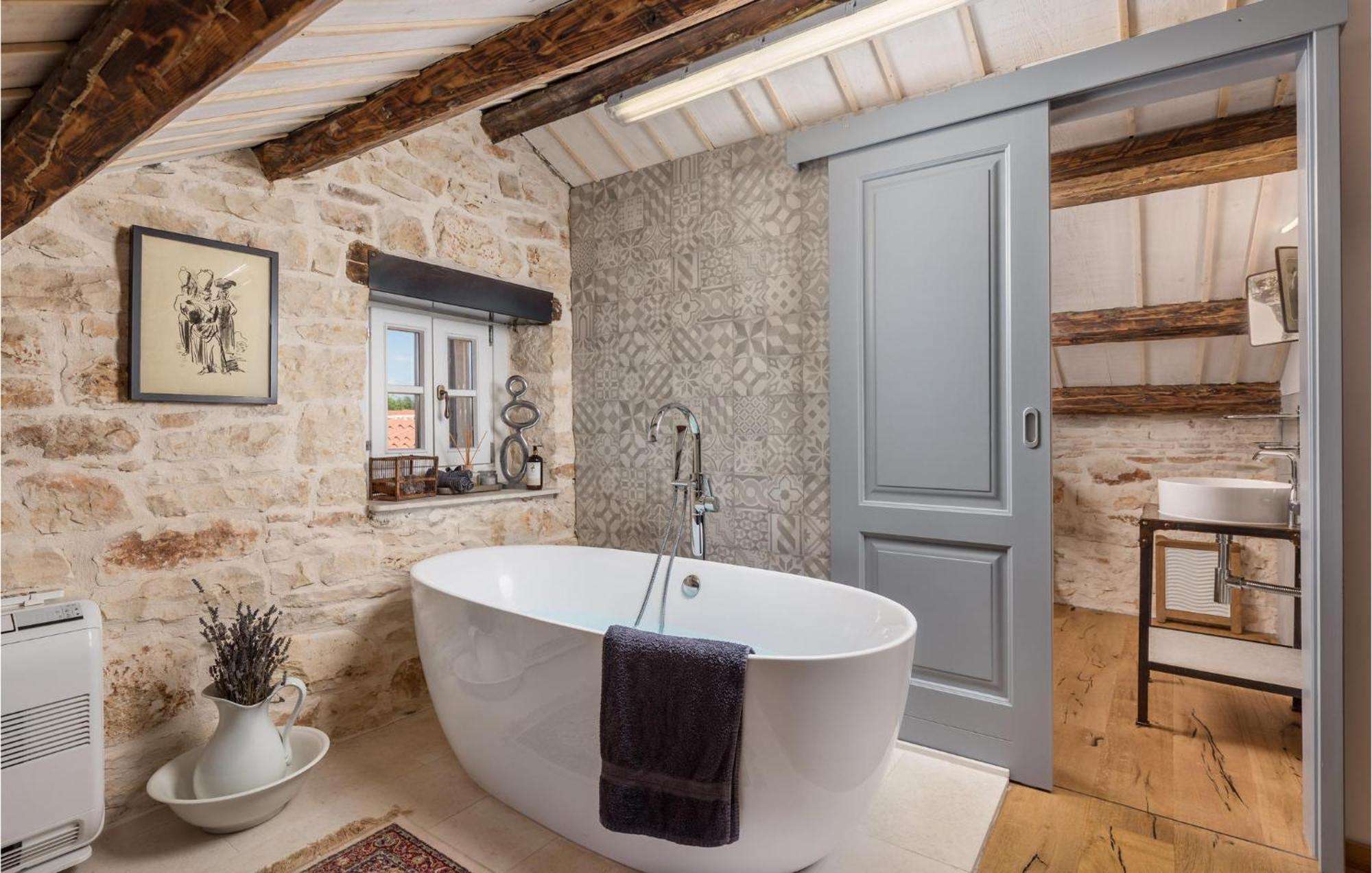 Amazing home in Foli with Outdoor swimming pool, WiFi&5 Bedrooms Buitenkant foto